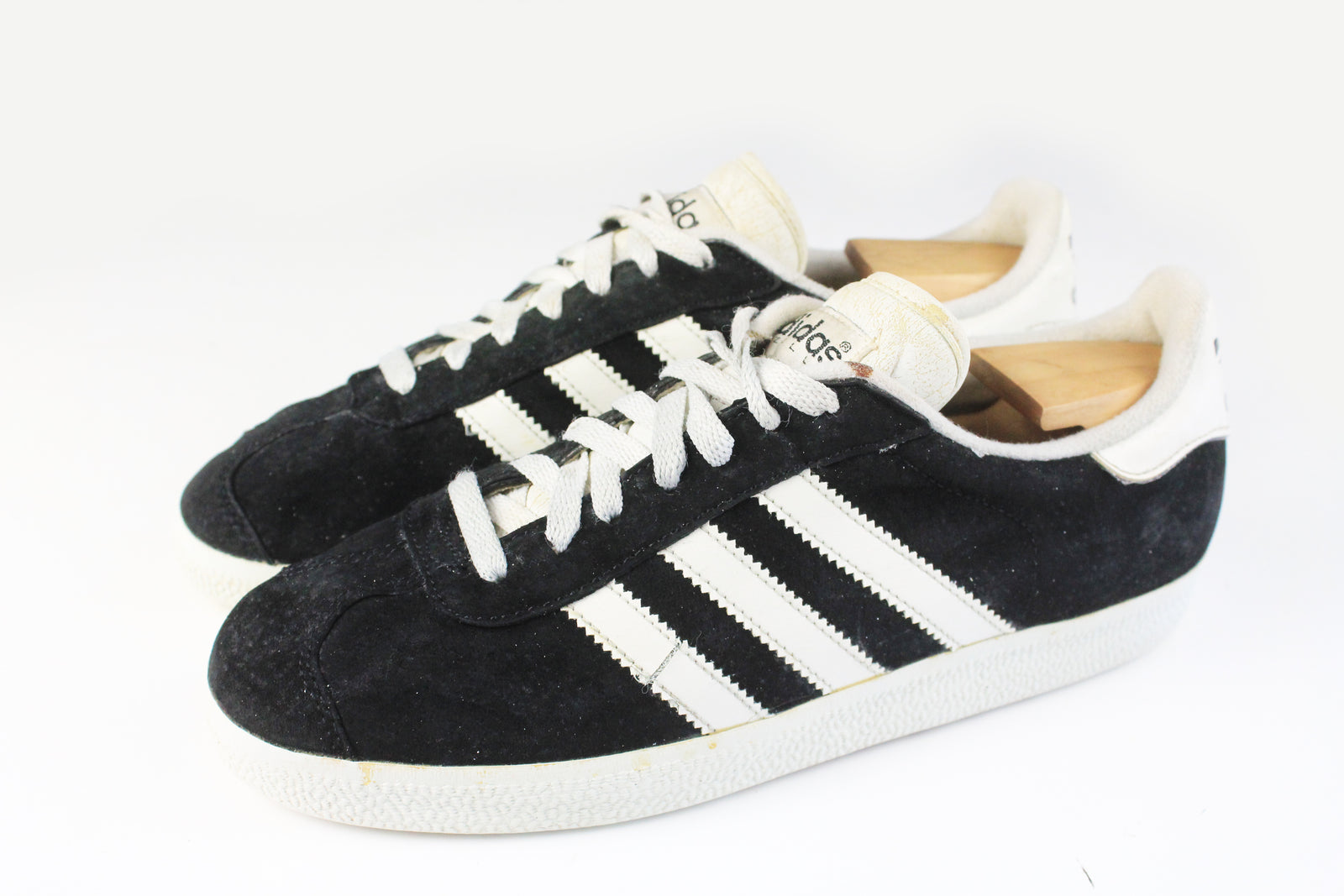 adidas gazelle silver green womens adidas GAZELLE LO PRO W core black/footwear white/gum [ONR41/JR8886] main image 0