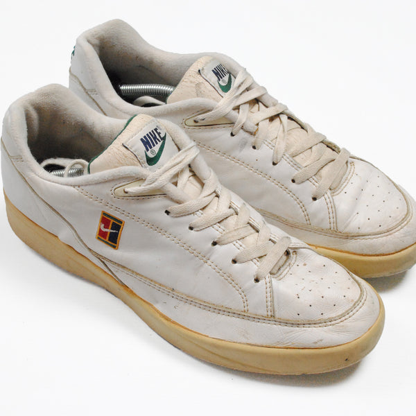 nike vintage tennis shoe