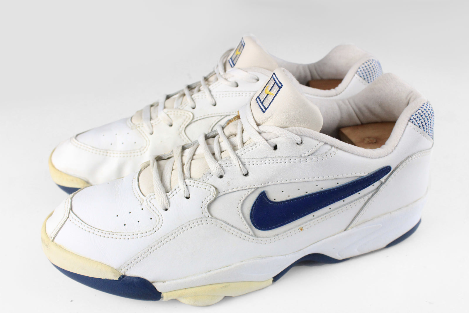 nike vintage tennis shoe