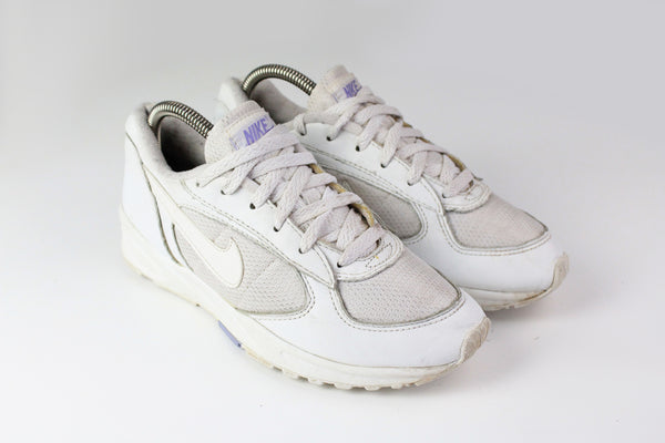 Vintage Nike Sneakers US 7 white 90s sport trainers retro style shoes