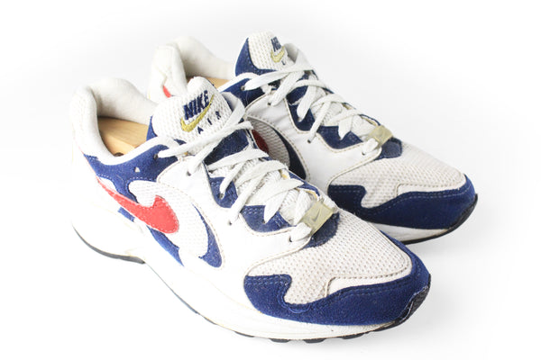 Looking for stylish and classic 90s running trainers? Check out our selection of vintage white Nike sneakers featuring retro air max technology, bold swoosh branding, and streetwear-ready style